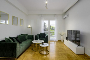 Lush Emerald apt in the heart of Athens!
